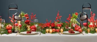 A few of these dinner table ideas are the best for your christmas luxury dinner table setting. Traditional Colors And Lights Of Christmas Decorations Archi Living Com