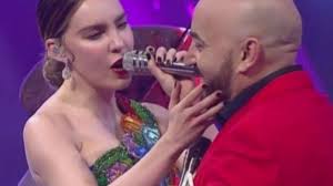 La cantante mexicana desmintió a quienes aseguran sostiene una relación sentimental con el hermano de jenni rivera, después de que se dijo que pasan mucho tiempo juntos y que él tiene en belinda, de 29 años de edad, negó que sostenga un romance con lupillo rivera, quien es 17 años mayor. Lupillo Rivera Y Belinda Mas Enamorados Que Nunca En La Final De La Voz Mexico Video El Heraldo De Mexico