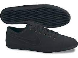 Bien qu'il soit moins utilisé sur les chaussures de foot modernes, le cuir reste toujours le matériau roi si l'on recherche une chaussure de foot. Chaussure En Cuir Nike Flash Pour Homme Sport Flash Plus