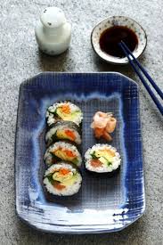 Maki Sushi Les Sushi Roules Dans Une Feuille De Nori Cuisine Asiatique Cuisine Cuisine Et Boissons