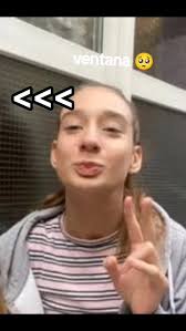 Fotos de Emma y Anna en la Ventana Antes de Morir