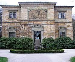 Nach dem tod richard wagners 1883 in venedig wurde sein leichnam nach bayreuth überführt, wo er im garten des hauses wahnfried beigesetzt wurde. Haus Wahnfried Wikipedia