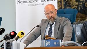 När hennes biologiska mamma tidigare gripits av polis hade hon plåster med den starka drogen fentanyl på sig och ett skäl till att dottern omhändertogs vid födseln var att. Lilla Hjartats Mamma Doms Till Fangelse Dn Se