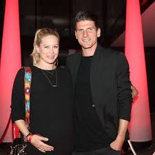 37+ großartig bild mario gomez haus : Mario Gomez Und Frau Carina Sind Jetzt Eltern Von Zwillingen