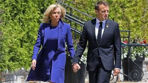 Macron was the eldest of three siblings born to a family of doctors who held politically liberal views. Frankreichs Prasident Emmanuel Macron Und Seine Brigitte Darum Ware Ihre Liebe Fast Geplatzt Politik Ausland Bild De
