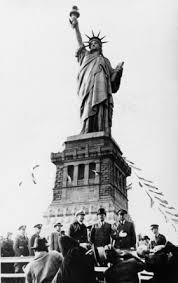 Vor allem die beeindruckenden sehenswürdigkeiten wie das imperium staatsgebäude und die freiheitstatue in. Sehenswurdigkeiten Schwarzweisse Bilder Kunstdrucke In Museumsqualitat