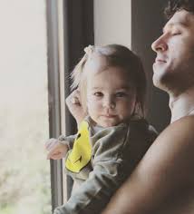 Uraz kaygılaroğlu, kızı ada ile çekildiği fotoğrafı sosyal medya hesabından yayınladı. Uraz Kaygilaroglu Kizimi Gordugumde Koptum Magazin Haberleri Sipsak Haberleri