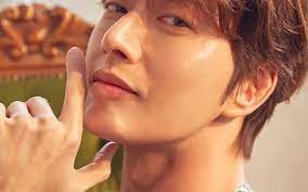 After 17 years of being separated from her, he moved back in with his mother. 5 Times Park Hae Jin Stun His Fans With His Charms