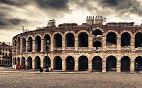 Un viaggio a ritroso nel tempo, alla scoperta di uno 2000 anni di storia racchiusi nel terzo anfiteatro più grande d'italia. Arena Di Verona Hotel Sailing Center