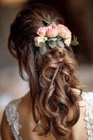 Acconciatura raccolta da sposa con molti accessori. Acconciature Da Cerimonia Per Capelli Medi Semiraccolti Eleganti Archzine It