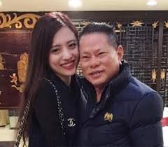Từ khi công khai chuyện tình với nữ hoàng nội y ngọc trinh, tỷ phú hoàng kiều thường xuyên trả lời báo chí và chủ động chia sẻ những khoảnh khắc ở cùng bạn gái hay thổ lộ về nỗi nhớ cô trên trang cá nhân. Tinh CÅ© Cá»§a Tá»· Phu Hoang Kiá»u Dang Bá»'c Lá»­a Hang Hiá»‡u Nhiá»u Cháº³ng Kem Ngá»c Trinh