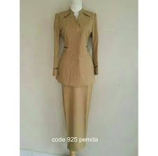 Kami akan memberikan 7 contoh desain baju kerja yang terlaris saat ini. 37 Model Baju Dinas Pemda Rok