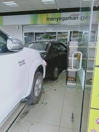 Maybe you would like to learn more about one of these? Kereta Masuk Kedai Stesen Minyak Di Kota Samarahan Utusan Borneo Online