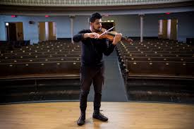 Il s'agit d'une impression de mon aquarelle originale, « silhouette d'un violon ». Hcr Canada Un Violoniste Syrien Continue Sa Carriere Musicale Grace A Ses Parrains