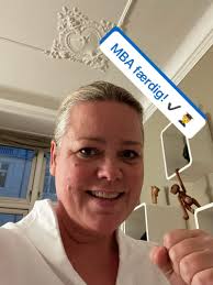 MBA færdig 🧑‍🎓💫 Så glad ser man ud når man lige har fået besked om at  hovedopgaven på MBA er bestået og dermed uddannelsen endeligt i hus ✔️ Til  december står den