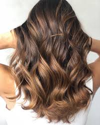 Proprio come cambia la natura che dai suoi colori verde brillante e i suoi fiori molto colorati, passa a mille sfumature calde come l'arancione delle foglie . Tiffany Hair Base Castano Scuro Illuminata Da Riflessi Rame Caramello E Oro Un Blend Irresistibile Scegli Il Nostro Degrade Una Tecnica Rivoluzionaria Per Avere Sfumature Personalizzate Senza Danneggiare I Capelli Minimizzando L Uso Dei