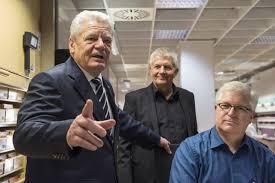 Seit der ernennung joachim gaucks zum kandidaten für das amt des bundespräsidenten brodelt die gerüchteküche. Gauck Fur Zukunft Des Stasi Unterlagen Archivs Kurznachrichten Unsere Kirche
