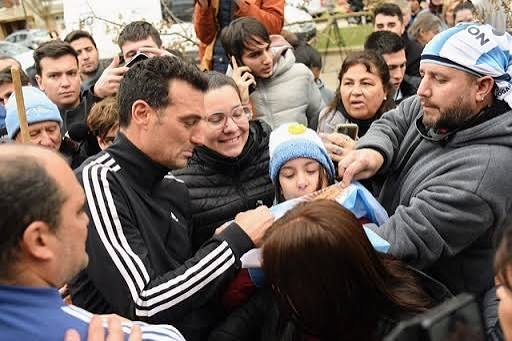Seguiremos dando batalla”: Scaloni lloró al llegar a su casa de Pujato - Radio Infinita Goya