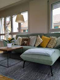 couch senfgelb mint wohnzimmer gestalten wohnung wohnzimmer wohnzimmerteppich