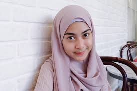 Foto cewek2 cantik lucu berhijab anak remaja smp gambarlucuuntukwa.blogspot.com. Coba Cek Gaya Hijab Kamu Kekinian Atau Masih Tren Lama Genmuda Com