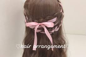 参戦ヘア 簡単 かわいい リボンを編み込むヘアアレンジのやり方をご紹介 コンサートやライブにおすすめ フミコミュ ヘアアレンジ リボンヘアアレンジ リボン ヘアスタイル