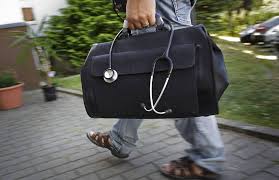 Interviews mit drei notärzten über ihre motivation und ihren arbeitsalltag als notarzt in bayern mehr. Hausbesuche Muss Der Arzt Nach Hause Kommen Sozialverband Vdk Deutschland E V