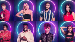 The circle series, formerly known as the circle trilogy until the novel green written by christian author ted dekker, written mostly in 2004, about a man named thomas hunter who, after a head injury, wakes up in an alternate reality every time he goes to sleep.the stakes are raised when he realizes that a deadly virus is about to be unleashed in the world, and that the other earth is also. The Circle Uk Serie Maniacos