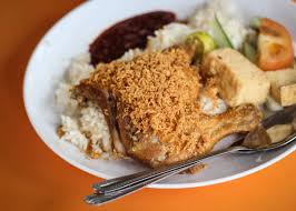 Nasiayam #resepinasiayam #carabuatnasiayam nasi ayam nasi ayam simple nasi ayam sedap dan mudah resepi nasi ayam. Effandi Food Corner The Tastiest Nasi Ayam Penyet In Upper Boon Keng Food Centre Miss Tam Chiak