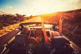 It makes me feel exactly the way a road trip should: Gluckliche Junge Paare Antreiben Entlang Landstrasse In Convertable At Sunset Freedom Adevnture Roadtrip Lizenzfreie Fotos Bilder Und Stock Fotografie Image 44099087