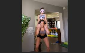 Born oct 9, 1986, in villeurbanne, france. Laure Manaudou Confinee Sa Fille L Aide A Faire Du Sport Parents Fr