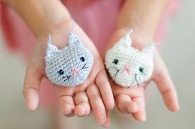 Ce Mois Ci J Ai Ete Inspiree Par Le Nouveau Livre Passion Chats Vous Pouvez Le Feuilleter Ici Mais Je Vous Ai Mis Quelque Crochet Crochet Diy Chat Au Crochet