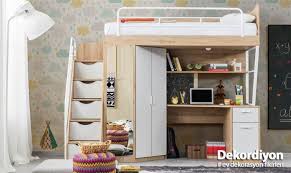 Alt taraftaki çalışma kısmında çalışırken, ellerini uzattıklarında kitaplıklardan kitap seçebiliyor. Ustu Yatak Alti Calisma Masasi Icin Fikirler Dekordiyon Ranzalar Mobilya Yatak