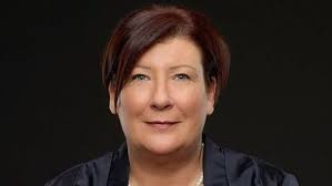 Németh János idilli környezetben mondja el kedvenc költeményeit