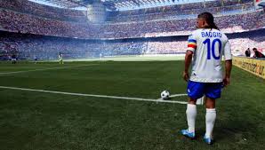 روبيرتو باجيو لاعب إيطالي يعد من أفضل لاعبي كرة القدم في إيطاليا والعالم واختير في المركز السادس عشر من بين أفضل مئة لاعب في القرن العشرين. ØµÙÙ‚Ø§Øª ØºÙŠØ±Øª Ù…Ø¬Ø±Ù‰ ÙƒØ±Ø© Ø§Ù„Ù‚Ø¯Ù… Ø±ÙˆØ¨ÙŠØ±ØªÙˆ Ø¨Ø§Ø¬ÙŠÙˆ Ø¥Ù„Ù‰ Ø¨Ø±ÙŠØ´ÙŠØ§ Ø§Ù„Ø£Ø³Ø·ÙˆØ±Ø© Ø§Ù„Ø¥ÙŠØ·Ø§Ù„ÙŠØ© ÙŠØµÙ†Ø¹ Ø§Ù„Ù…Ø¬Ø¯ ÙÙŠ 4 Ù…ÙˆØ§Ø³Ù… Ù…Ù†Ø­ ÙØ±ÙŠÙ‚Ù‡ Ø£ÙØ¶Ù„ Ø¥Ù†Ø¬Ø§Ø² ÙÙŠ ØªØ§Ø±ÙŠØ® Ù…Ø´Ø§Ø±ÙƒØªÙ‡ Ø¨Ø§Ù„Ø¯ÙˆØ±ÙŠ Ø§Ù„Ø¥ÙŠØ·Ø§Ù„ÙŠ ÙˆØ£Ù†Ù‚Ø°Ù‡ Ù…Ù† Ø§Ù„Ù‡Ø¨ÙˆØ· Ø¨Ø³ØªØ¬ÙŠÙ„ 9 Ø£Ù‡Ø¯Ø§Ù ÙÙŠ