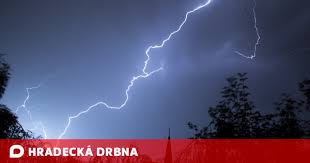 Silné bouřky, které mohou být doprovázené nárazovým větrem, přívalovým deštěm nebo kroupami, dnes odpoledne a večer ojediněle zasáhnou jihozápad čech, v pátek odpoledne a večer se pak. Meteorologove Zvysili Stupen Nebezpeci I Dnes V Noci Hrozi Velmi Silne Bourky Zpravy Hradecka Drbna Zpravy Z Hradce A Okoli