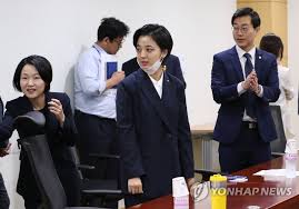 장경태 후보 게릴라 출마선언, 청년들의 권리를 외치다 2016년 2월21일 오전8시30분~오후6시 국회 앞 출마선언을 시작으로, 많은 청년들이 미래를 위해 공부하는. êµ­íšŒì˜ì› ì²­ë…„ ì—°êµ¬ëª¨ìž„ ì°¸ì„í•œ ë¯¼ì£¼ë‹¹ ìž¥ê²½íƒœ ì •ì˜ë‹¹ ë¥˜í˜¸ì • ì—°í•©ë‰´ìŠ¤