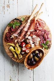 An Antipasto Platter Balances Savory And Salty Flavors Try Pairing Marinated Olives With Fresh Cuisine Et Boissons Recettes De Cuisine Planche De Charcuterie