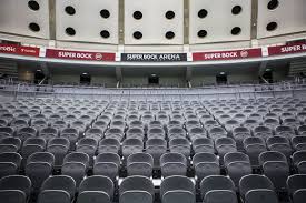Ao todo são 196 degraus (46 no interior e 150 no exterior) até alcançar o varandim que contorna o topo do edifício. Visit Porto Super Bock Arena Pavilhao Rosa Mota