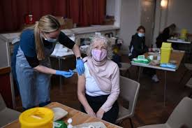 Segundo o plano nacional de imunização (pni), a prioridade na fila. Vacinas De Oxford E Da Pfizer Reduzem Em 90 A Internacao De Idosos