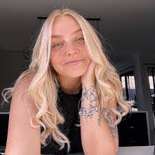 Jennifer Catt's Instagram, Twitter & Facebook