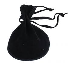 Esprit seventies, star des looks boho hippie chic, ou encore tendance casual, on craque toujours pour leurs matières et leurs couleurs naturelles. Bourse Petit Sac Daim Noir Pour Pions De Jeux Rangement Pour Vos Accessoires De Jeux De Societe