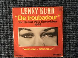 verse 1 hij zat zo boordevol muziek hij zong voor groot en klein publiek hij maakte blij, melancholiek de troubadour voor ridders in de hoge zaal zong hij in stoere, sterke taal een lang en bloederig verhaal de troubadour maar ook het. Lenny Kuhr De Troubadour 1969 Vinyl Discogs