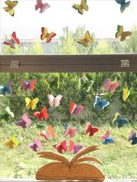 24 Excuisite Diy Easter Window Decorations You Need To Copy From Asap Kagit Cicek Fikirler Bahar