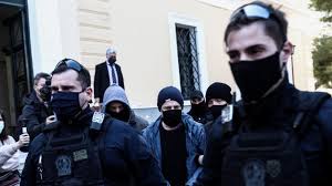 Ο ηθοποιός δημήτρης λιγνάδης διαβάζει τρία από τα πιο γνωστά χριστουγεννιάτικα διηγήματα του αλέξανδρου παπαδιαμάντη, «το χριστόψωμο», «τα χριστούγεννα του τεμπέλη» και «φώτα ολόφωτα», που στις σελίδες τους ξεδιπλώνεται το παπαδιαμαντικό σύμπαν και οι χαρακτήρες του. Dhmhtrhs Lignadhs Oi Nees Kataggelies Kai H Ereyna Sto Spiti Toy