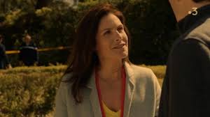 L'actrice est de celles qui ne se cachent pas d'avoir débuté dans le miel et les abeilles ou sous le soleil. The Yellow T Shirt With V Neck Worn By Lea Soler Astrid Veillon In Tandem S04e04 Spotern