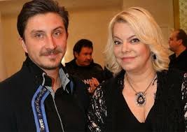 По общепринятым меркам поздно родила детей, марусю — вообще в 46 лет. Aktrisy V Vozraste Kotorye Ne Postydilis Svyazat Svoyu Zhizn S Yuncami