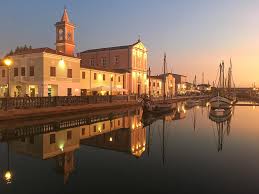 Il porto canale è l'asse principale attorno al quale sorge il centro storico di cesenatico, e sulle cui banchine si svolge ancora la vita sociale e la passeggiata di cittadini e turisti. Porto Canale Leonardesco Ivipro Database Narrativo