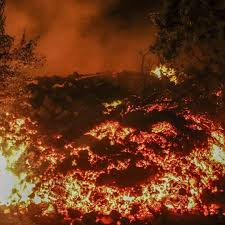 Volcan nyiragongo en éruption vidéo aérienne la ville. Zipnv Wabwrixm