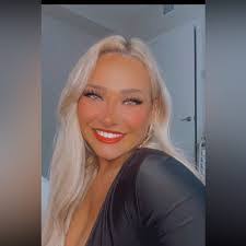 Francesca Nixon's Instagram, Twitter & Facebook