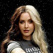 i am obsessed with this week's trend of posting clips in slow motion (and  also the clips with adjusted lighting so we can we what HBO stole from  us!!!!) drop ur faves